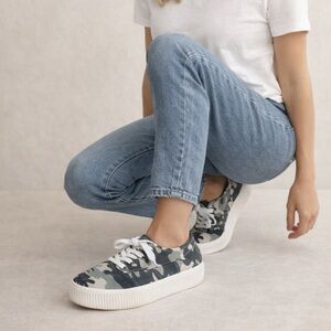 COOL PLANET BY STEVE MADDEN Stream Flatform Lace-up Sneakers Size 9